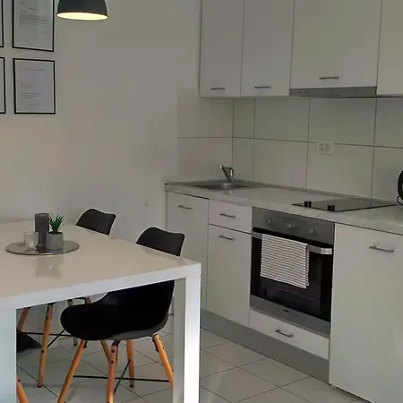 Ugodan S Vrtom I Wifi-jem Blizu Mora Appartement Split